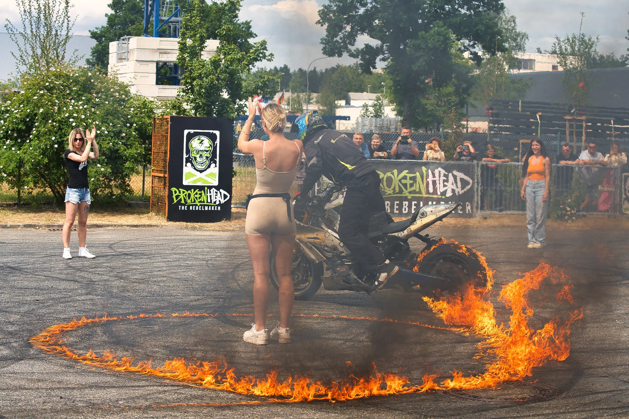 Motorrad-Stunt im Feuerkreis bei den Stunt Masters