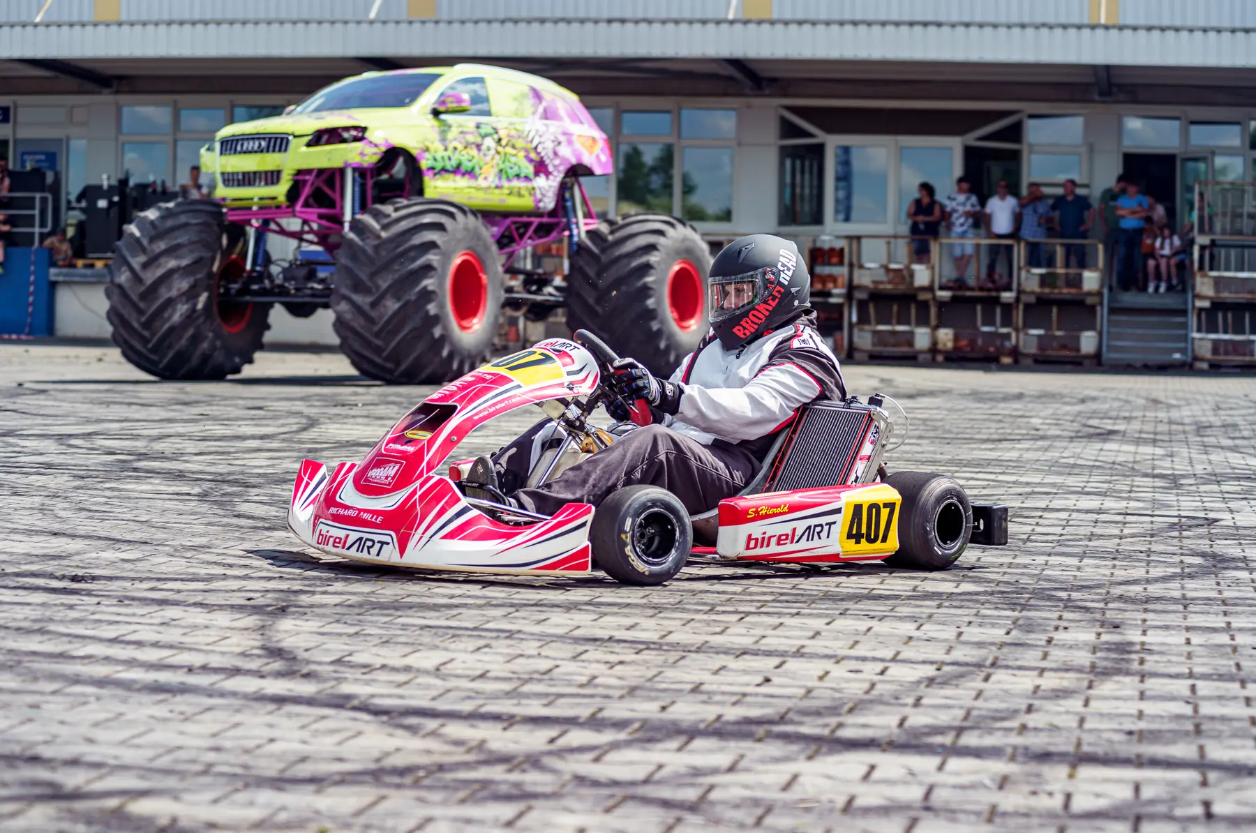 Kart und Monstertruck bei den Stunt Masters